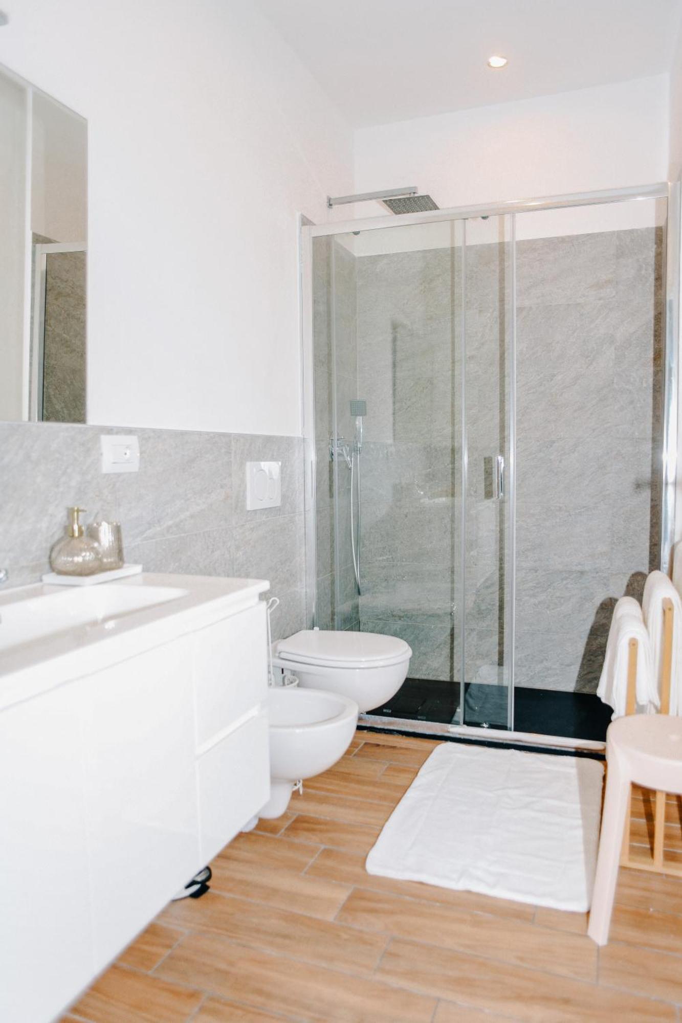 Lora Rose Suite ,Free Parking, Self Check In,2 Côme Esterno foto